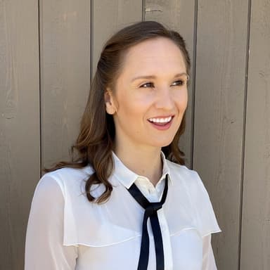 Hillary Lyons